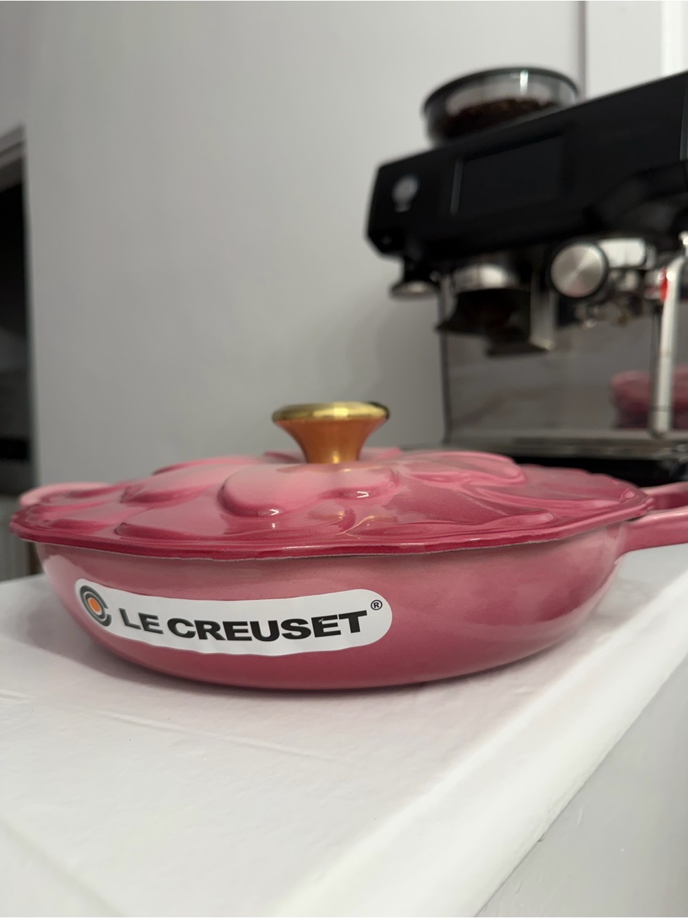 RARE Le Creuset Berry Petal Braiser 2.25 qt NIB - Picture 7 of 7